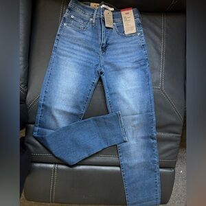 724 Woman’s Levi Blue Jeans